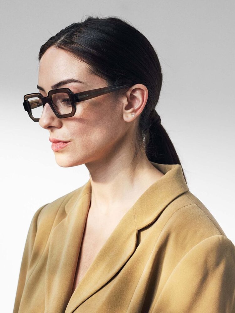 Femme portant des lunettes de vue carrées en acétate fumé