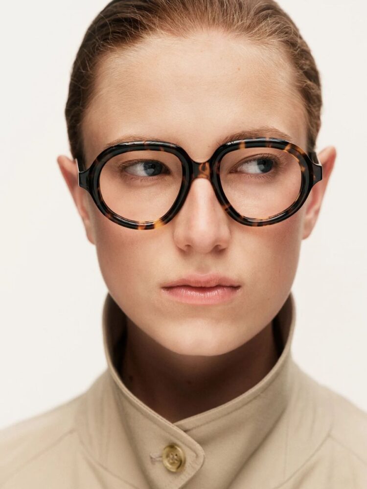 Femme portant des lunettes de vue rondes en écaille