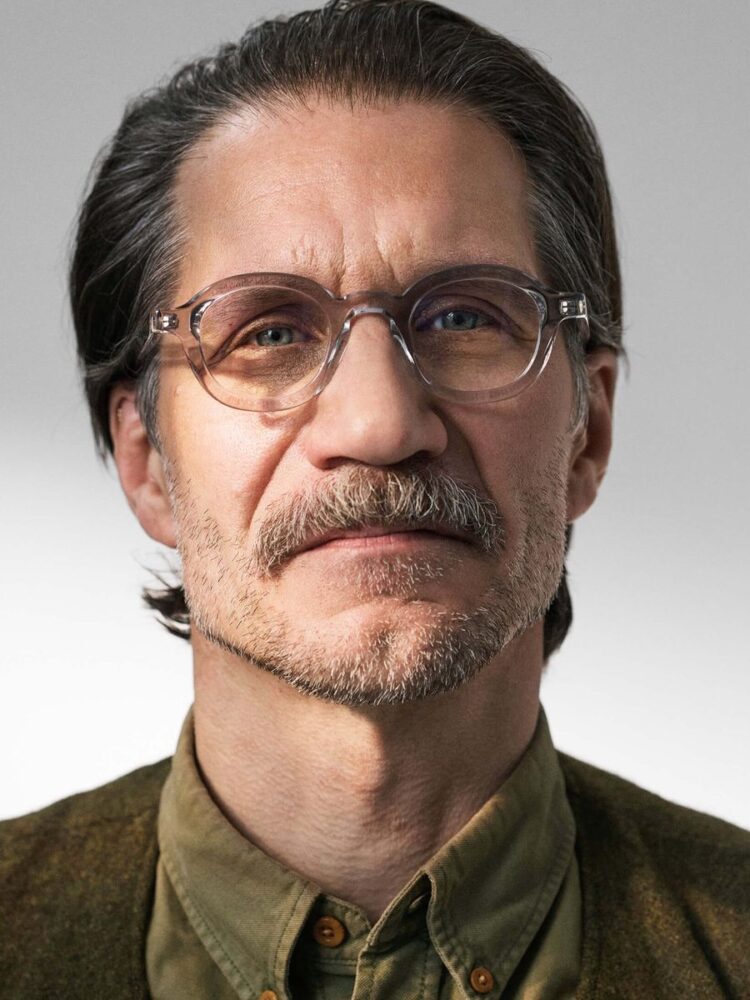 Homme portant des lunettes de vue transparentes